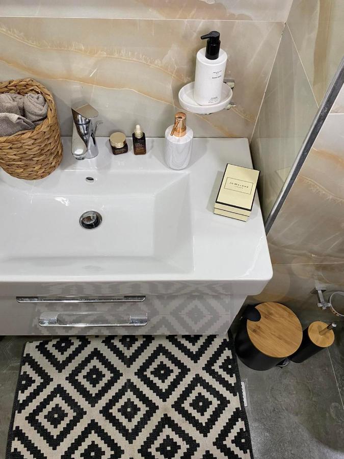 Qerret Boutique Studio Apartment Голем Екстериор снимка